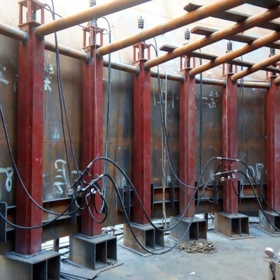 Hydrauliczne podnośniki typu zaciskowego o udźwigu 30T do budowy zbiorników w magazynie